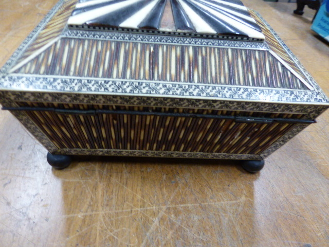 AN INDIAN PORCUPINE QUILL WORK BOX, THE SANDAL WOOD LINED INTERIOR WITH FITTED LIFT OUT TRAY. W 21. - Image 4 of 10