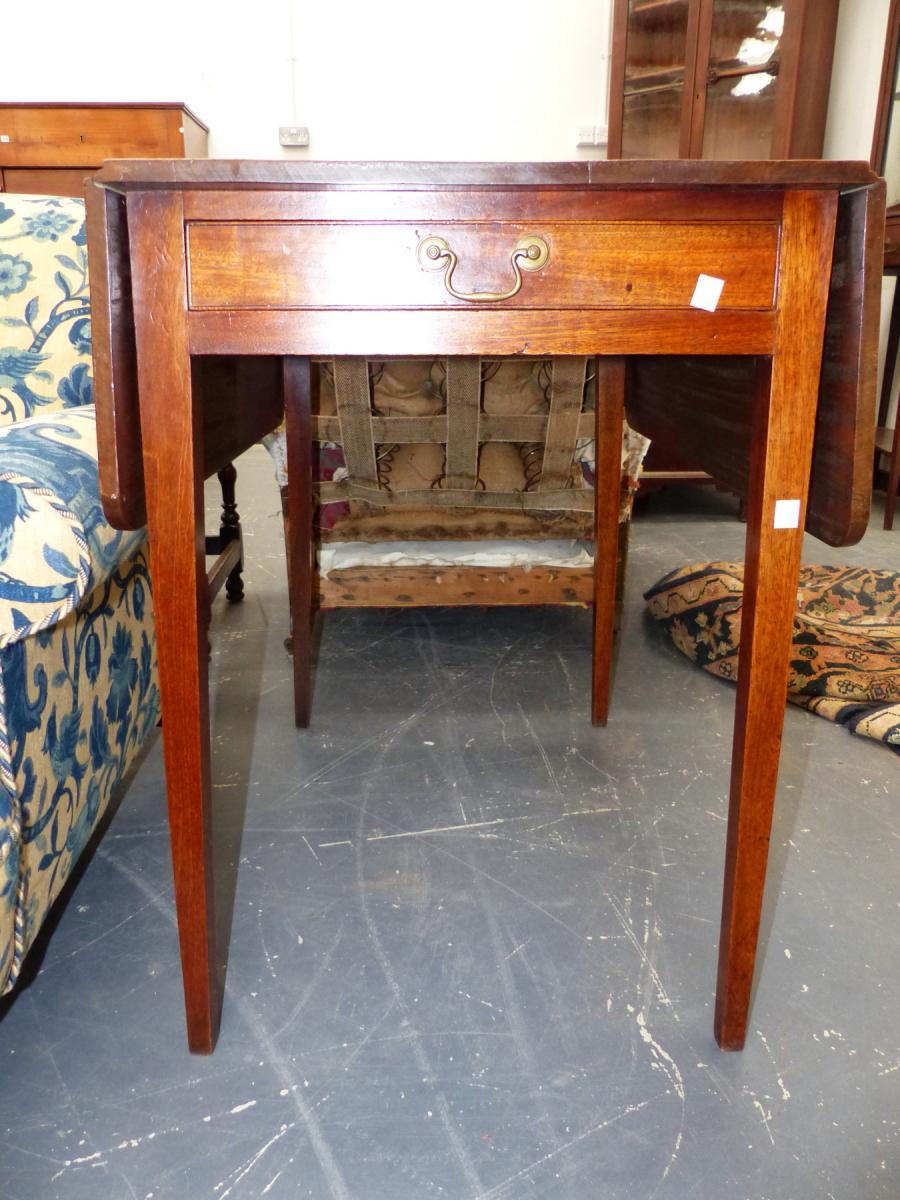 AN EARLY 19th.C.MAHOGANY SMALL PEMBROKE TABLE WITH END DRAWER ON SQUARE TAPERED LEGS. 93 x 73 x H. - Image 4 of 4