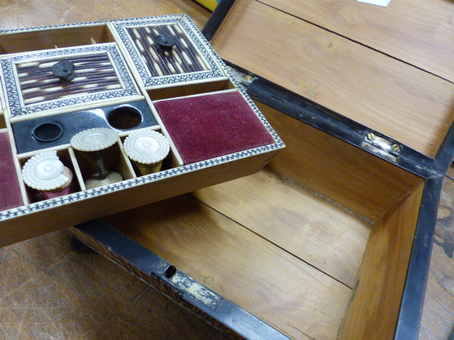 AN INDIAN PORCUPINE QUILL WORK BOX, THE SANDAL WOOD LINED INTERIOR WITH FITTED LIFT OUT TRAY. W 21. - Image 3 of 10