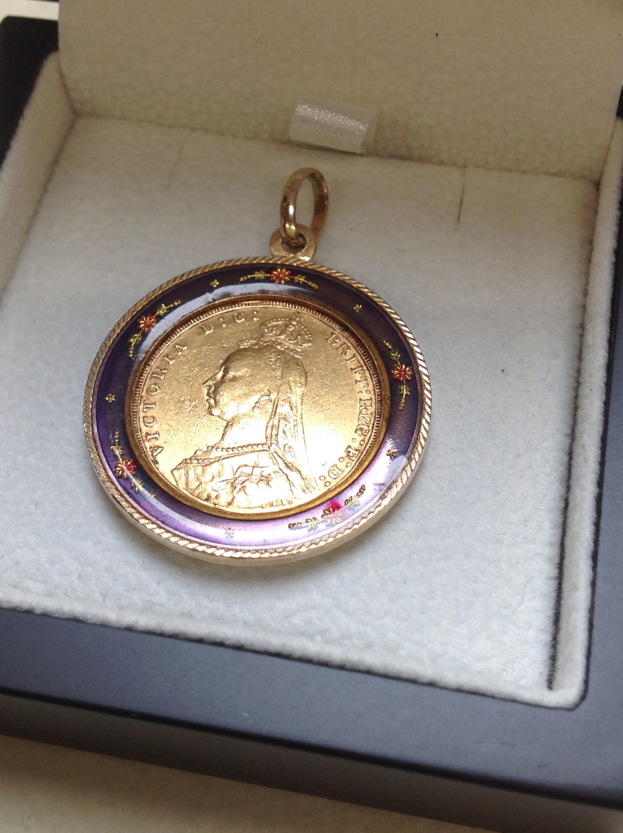 A VICTORIAN 22ct FULL SOVEREIGN COIN DATED 1892, MOUNTED IN A 9ct GOLD ENAMEL PENDANT CASE, GROSS - Image 3 of 5