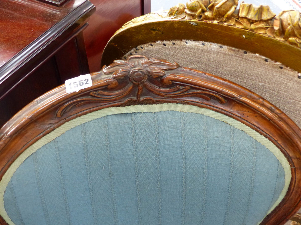 TWO SIMILAR FRENCH WALNUT SALON SIDE CHAIRS WITH CARVED SHOW FRAMES ON CABRIOLE LEGS. (2) - Image 9 of 12