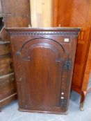 A 19th.C.OAK WALL HANGING CORNER CABINET WITH ARCH PANEL DOOR. W.61 x H.91cms.