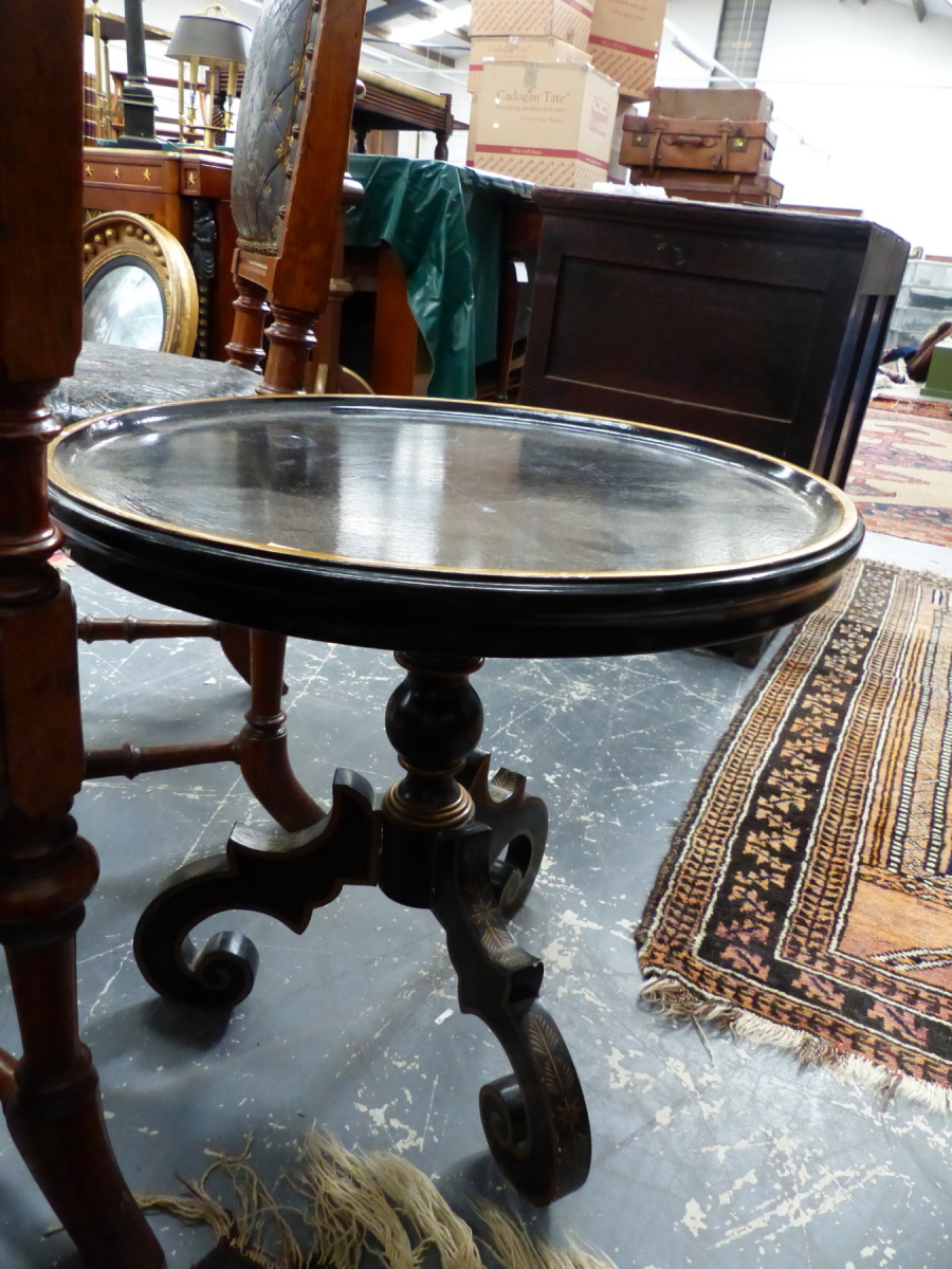 A PAIR OF REGENCY STYLE TRIPOD TABLES WITH DISHED TOPS ON SHAPED TRIPOD SUPPORTS WITH EBONISED AND - Image 5 of 5