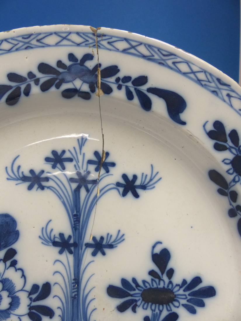 THREE DELFT BLUE AND WHITE PLATES, THE LARGEST. Dia. 34cms TOGETHER WITH A JAPANESE IMARI DISH. Dia. - Image 13 of 26