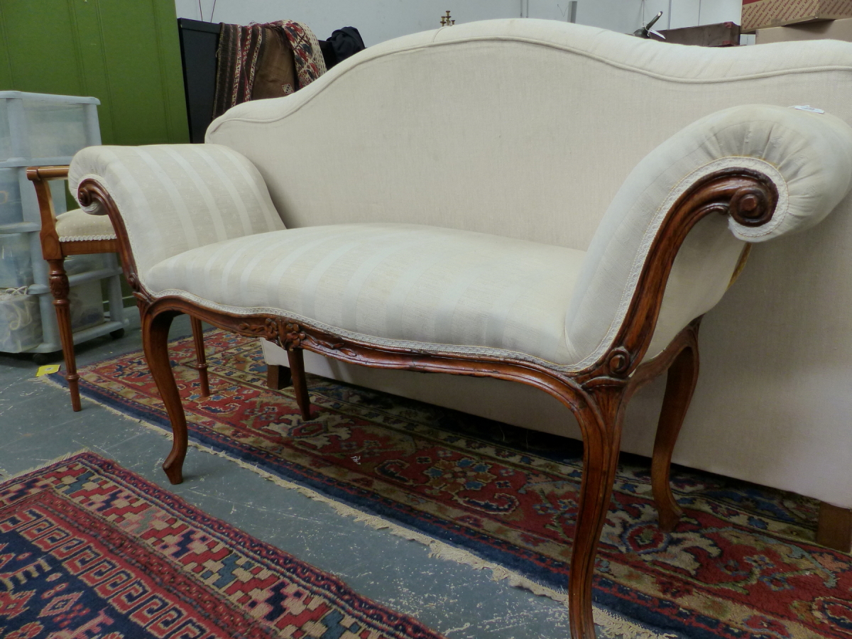 AN ANTIQUE CARVED SHOW FRAME WINDOW SEAT WITH SCROLL ENDS ON LONG CABRIOLE LEGS. W.132cms.