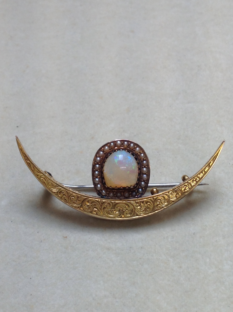 AN INDIAN FOLIATE ENGRAVED YELLOW METAL CRESCENT BROOCH, SURMOUNTED BY A D-SHAPED OPAL WITHIN A FRAM - Image 5 of 8