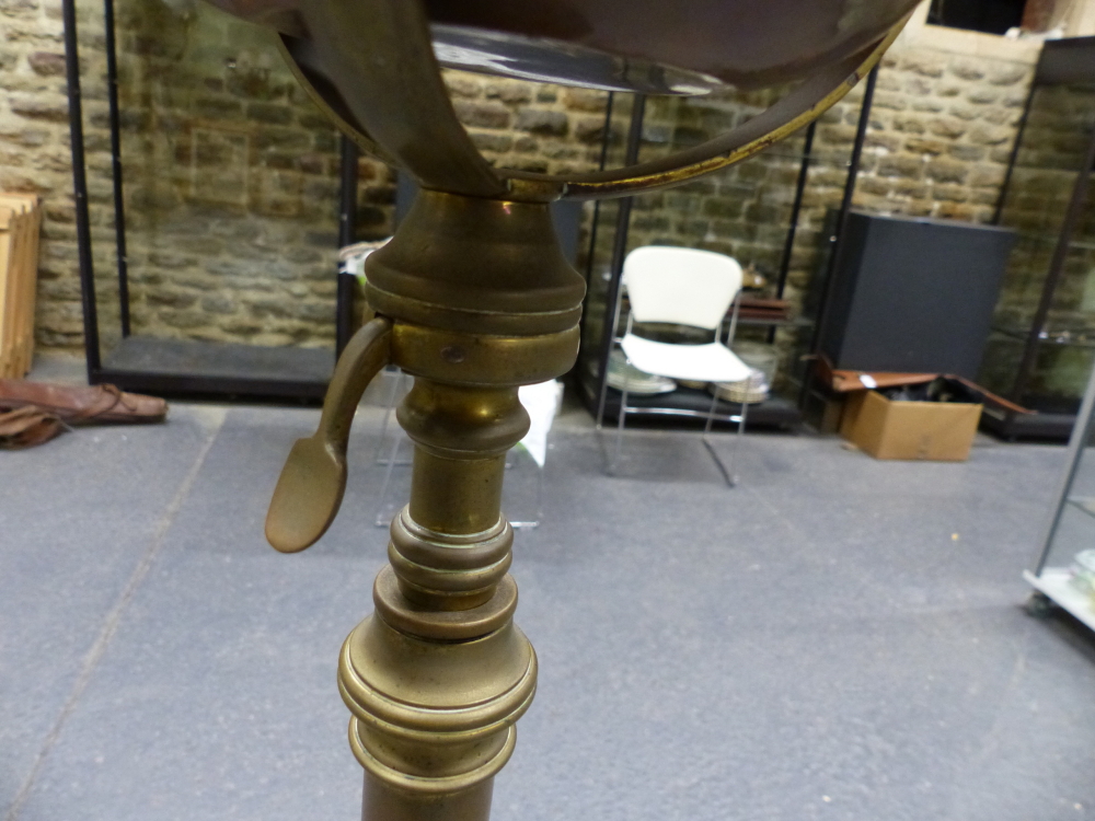 A VICTORIAN ARTS AND CRAFTS STYLE BRASS OIL LAMPSTAND OF ADJUSTABLE HEIGHT. - Image 6 of 6