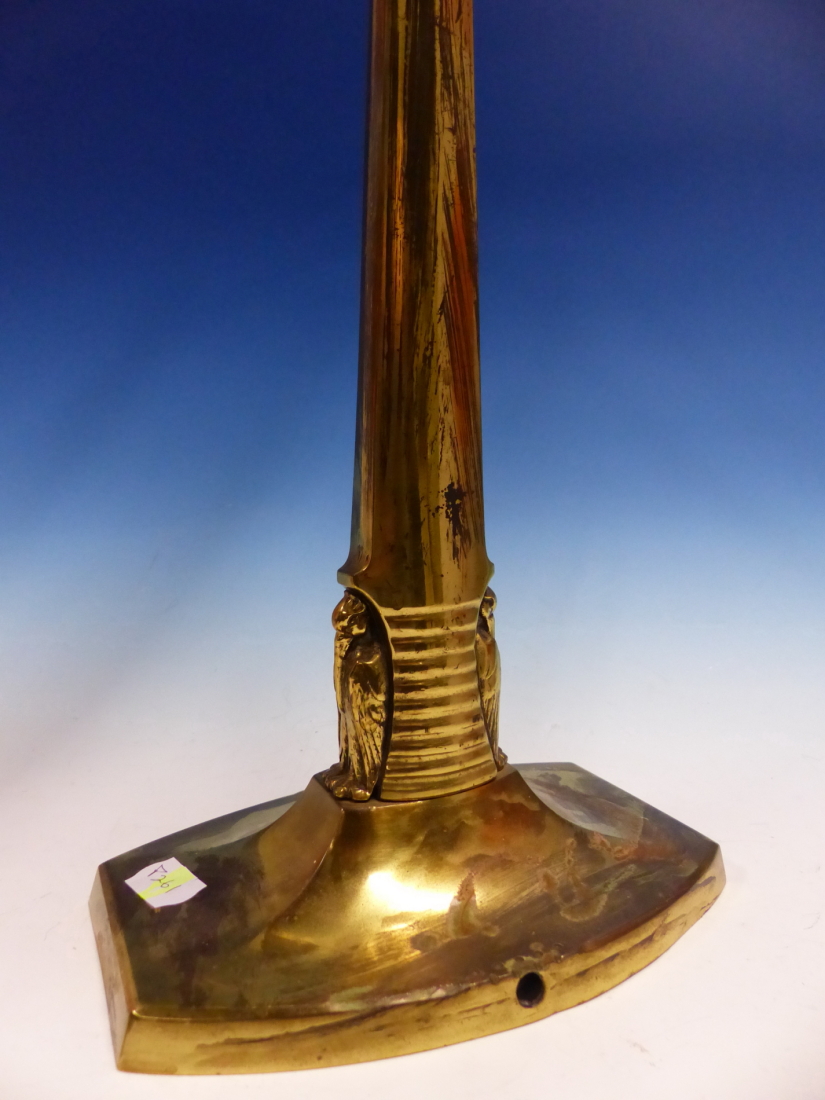 AN ART DECO BRASS TABLE LAMP WITH INTEGRAL CIRCULAR SHADE SUPPORT FEATURING FOUR PELICANS BETWEEN - Image 12 of 13