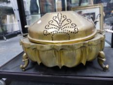 A LARGE ANTIQUE BRASS BRAZIER ON CAST SHAPED LEGS.