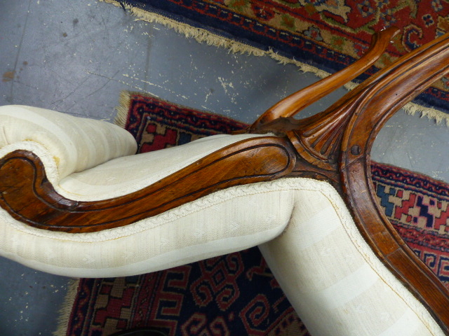AN ANTIQUE CARVED SHOW FRAME WINDOW SEAT WITH SCROLL ENDS ON LONG CABRIOLE LEGS. W.132cms. - Image 14 of 16