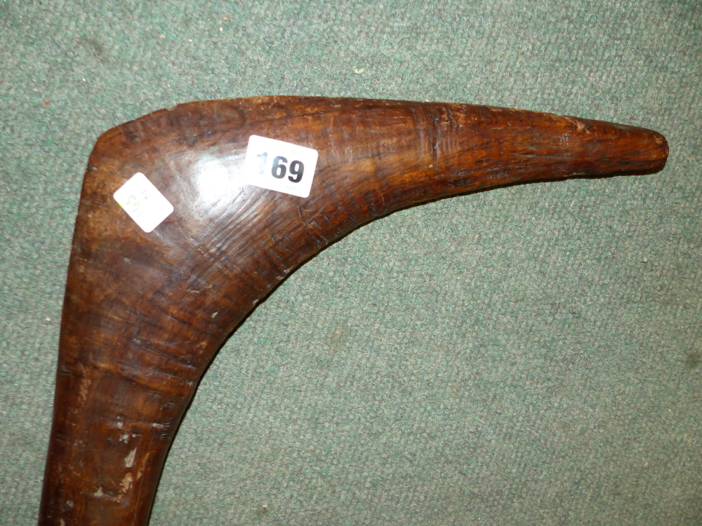 AN ABORIGINAL CLUB, THE LAPPET CARVED HANDLE WITH PINE CONE POMMEL, THE HEAD AT RIGHT ANGLES TO - Image 4 of 22
