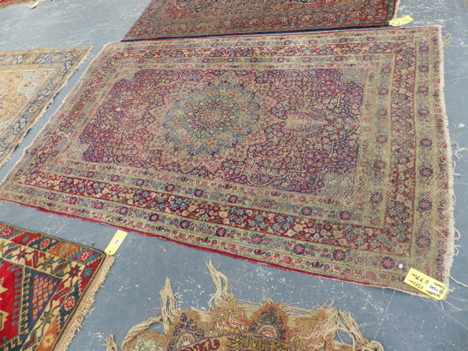 AN ANTIQUE PERSIAN KIRMAN RUG. 239 x 151cms.