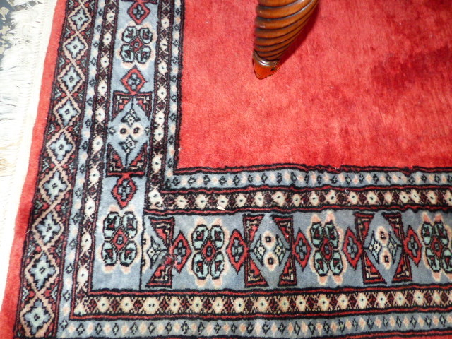 AN ORIENTAL RUG OF PERSIAN DESIGN. 191 x 125cms. - Image 3 of 5