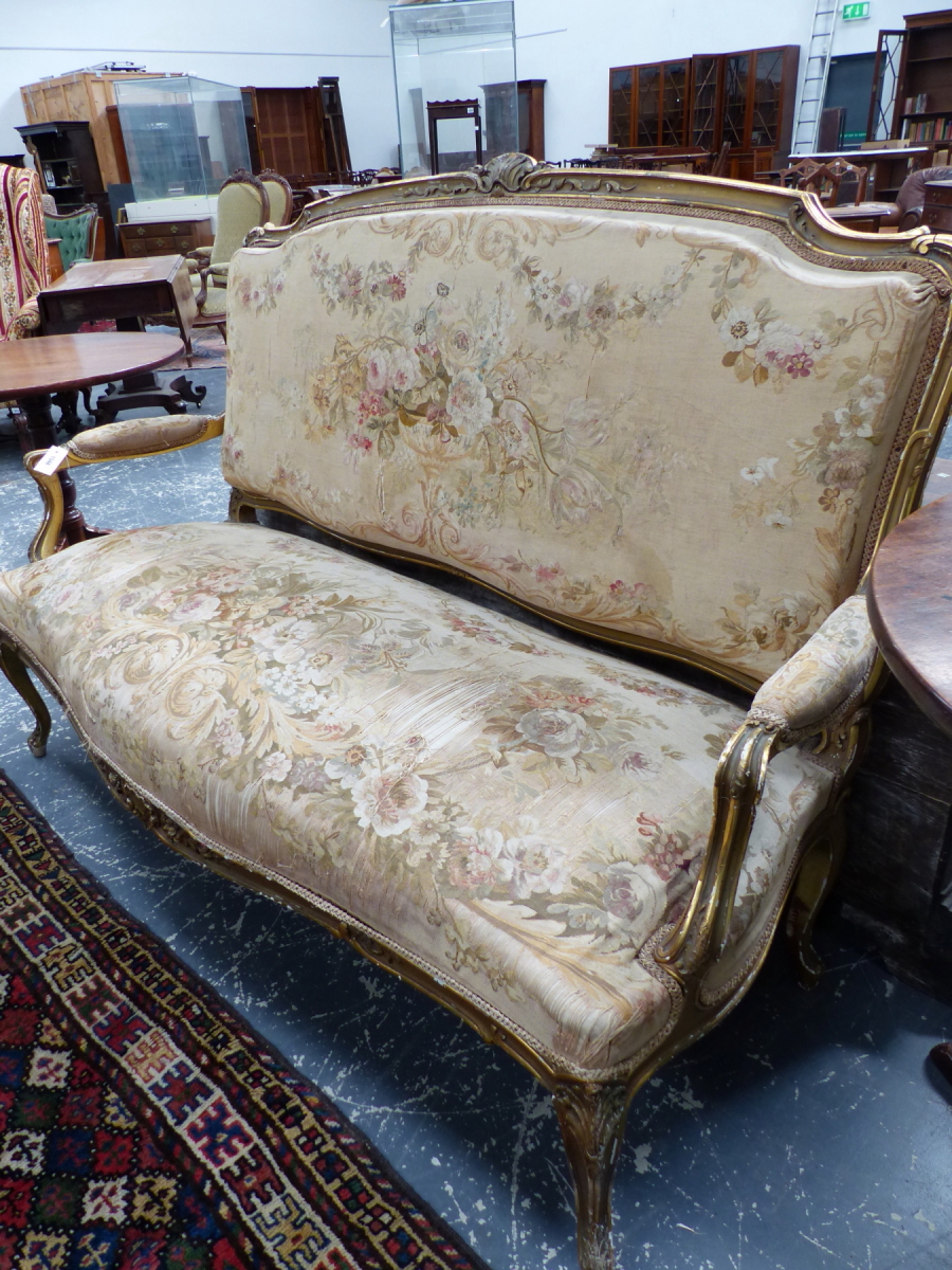 A LOUIS XV STYLE GILT WOOD SETTEE UPHOLSTERED IN MACHINE WOVEN AUBUSSON TASTE FLORAL TAPESTRY AND ON - Image 3 of 12