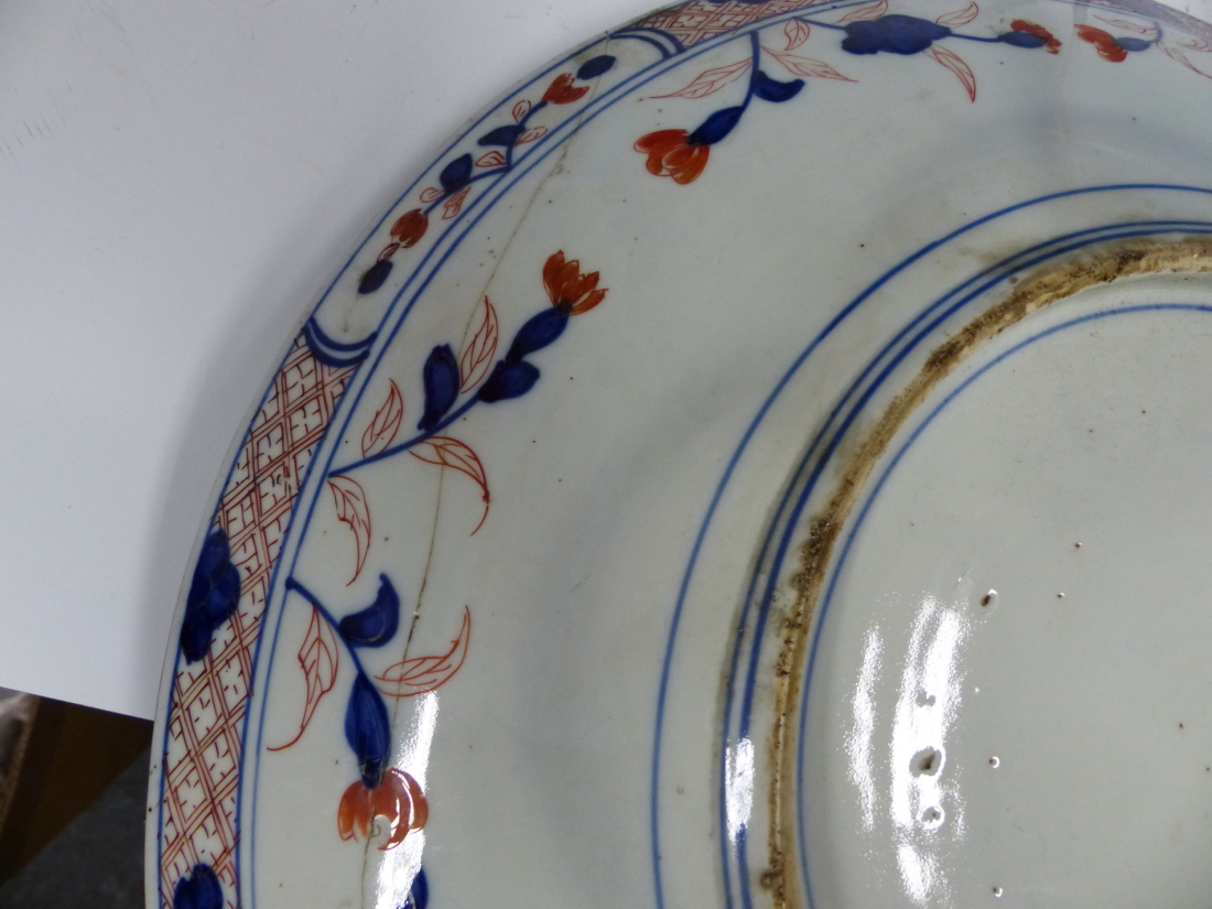 THREE DELFT BLUE AND WHITE PLATES, THE LARGEST. Dia. 34cms TOGETHER WITH A JAPANESE IMARI DISH. Dia. - Image 25 of 26