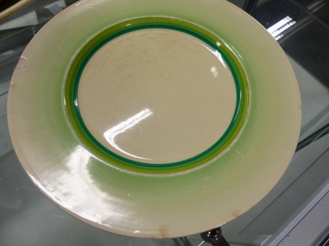 A CLARICE CLIFF NEWPORT POTTERY SIXTEEN PIECED PART DINNER SERVICE, EACH RIM BORDERED IN GREENS - Image 8 of 11