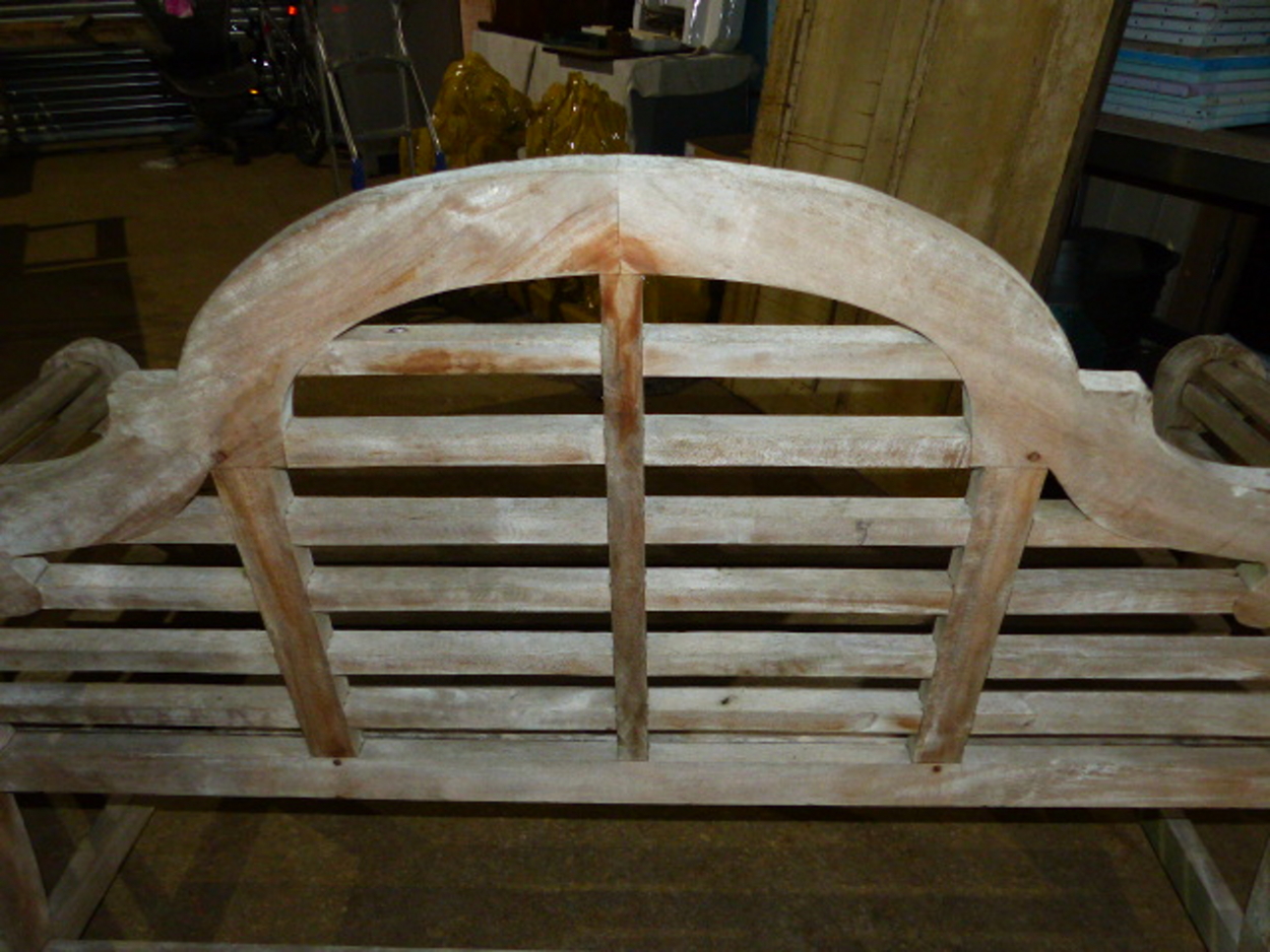 A GOOD QUALITY TEAK GARDEN BENCH OF LUTYENS DESIGN. - Image 9 of 12