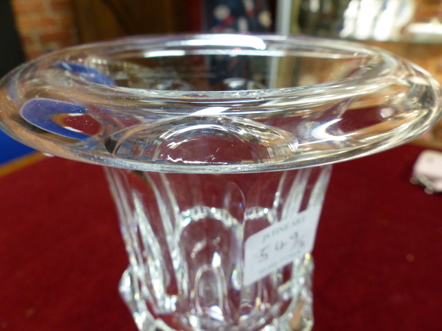 A BACCARAT CLEAR GLASS URN. H 21cms. TOGETHER WITH A TAPERING OCTAGONAL VASE. H 25cms. - Image 4 of 7