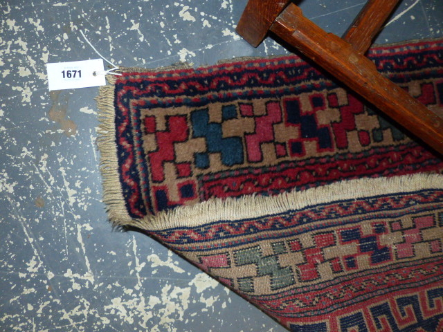 AN ANTIQUE TURKISH RUG. 150 x 95cms. - Image 5 of 5
