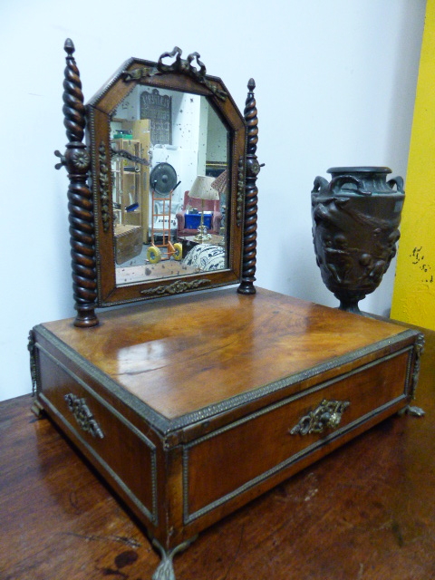 A SATINWOOD AND BRASS MOUNTED DRESSING TABLE SWING MIRROR WITH DRAWER BASE ON PAD FEET. 41 x 33 x - Image 2 of 14