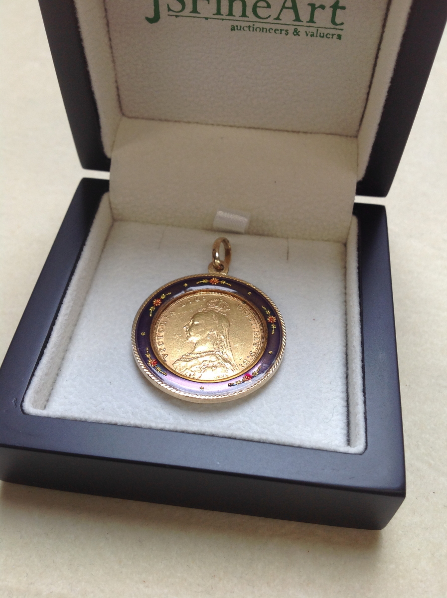 A VICTORIAN 22ct FULL SOVEREIGN COIN DATED 1892, MOUNTED IN A 9ct GOLD ENAMEL PENDANT CASE, GROSS