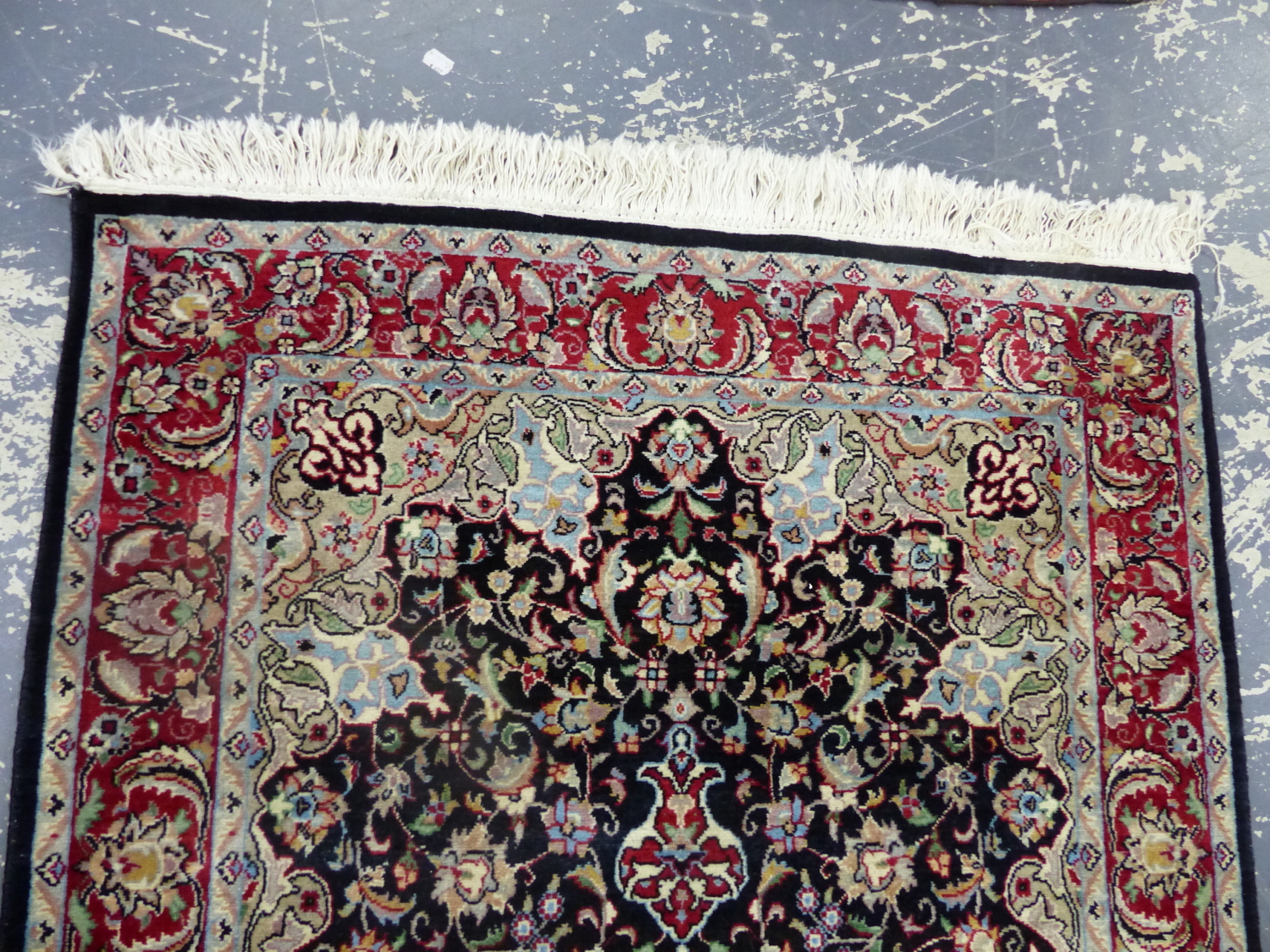 AN ORIENTAL RUG OF CLASSIC PERSIAN DESIGN. 175 x 95cms. - Image 5 of 6