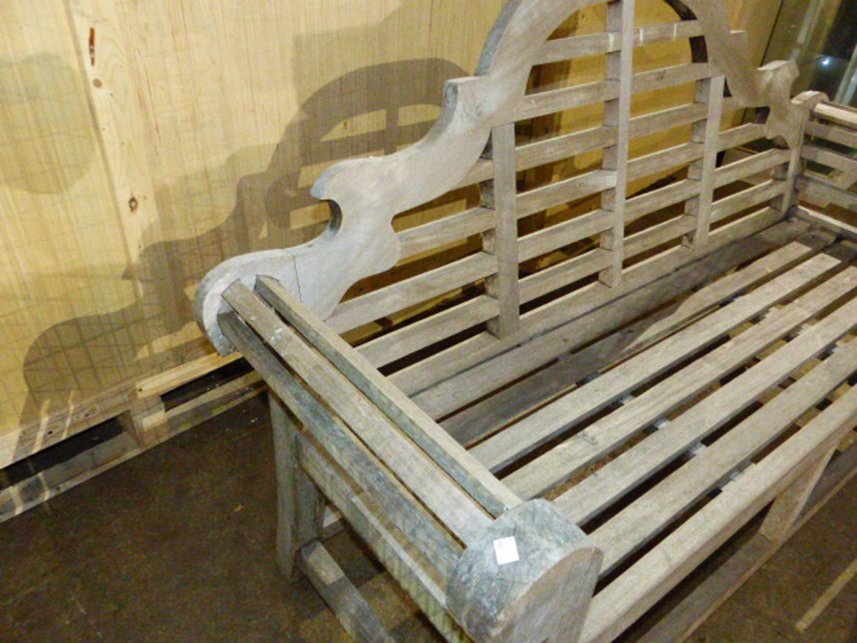 A GOOD QUALITY TEAK GARDEN BENCH OF LUTYENS DESIGN. - Image 4 of 10