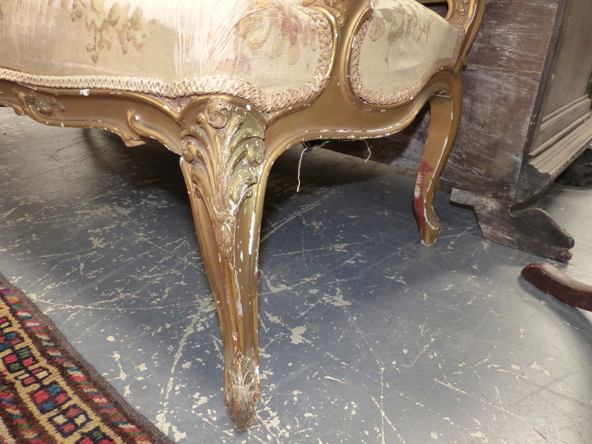 A LOUIS XV STYLE GILT WOOD SETTEE UPHOLSTERED IN MACHINE WOVEN AUBUSSON TASTE FLORAL TAPESTRY AND ON - Image 5 of 12