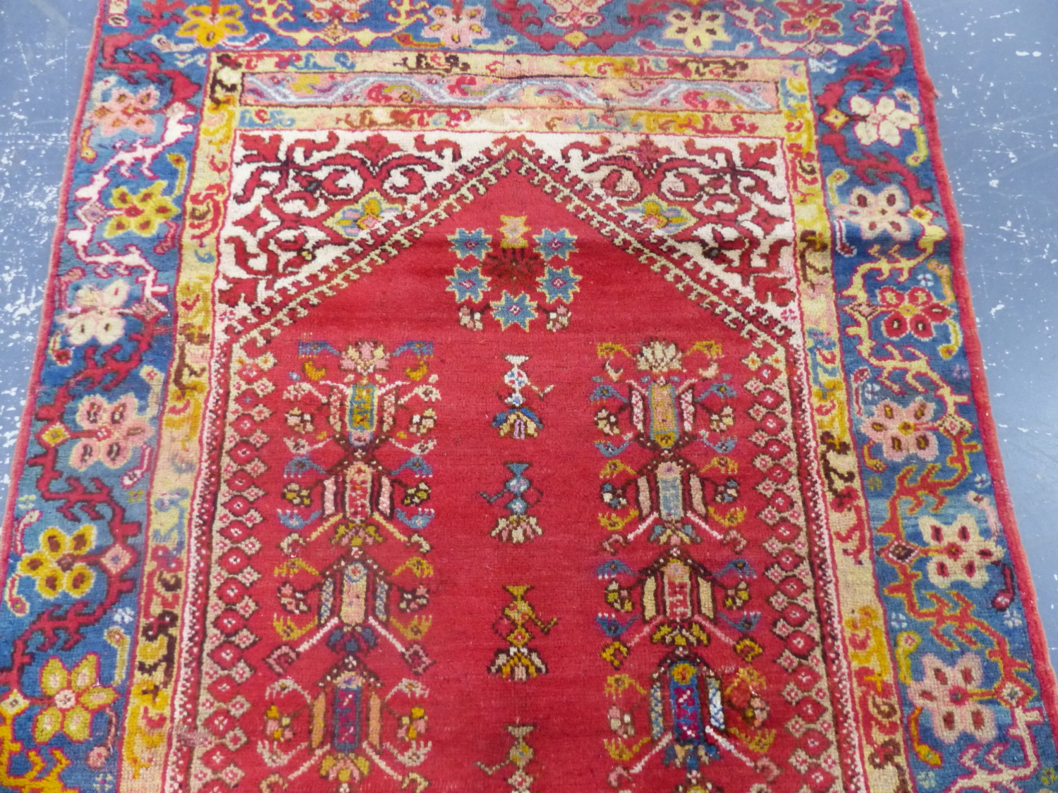 AN ANTIQUE TRUKISH ANATOLIAN RUG. 212 x 120cms. - Image 4 of 6