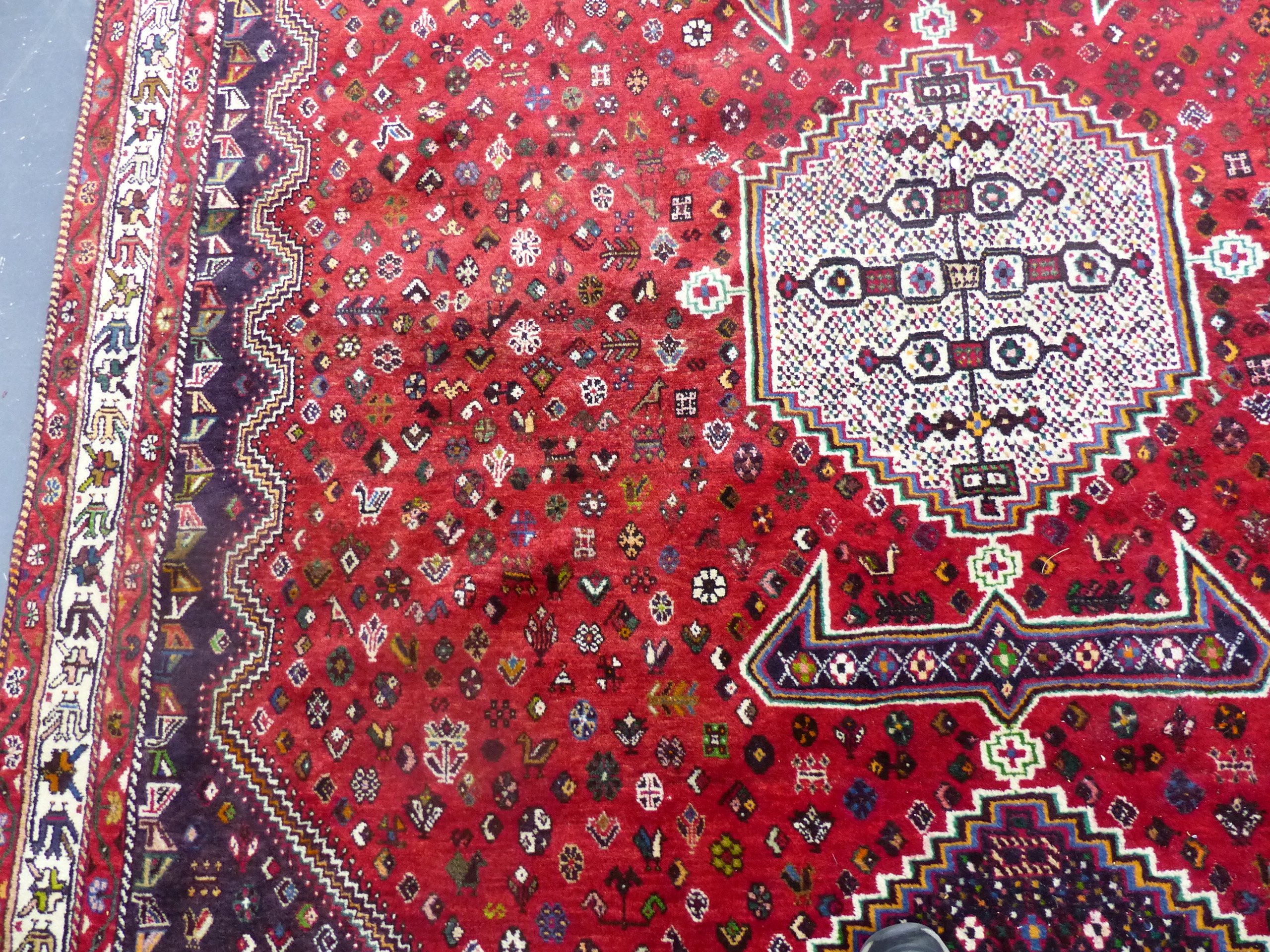 A PERSIAN SHIRAZ CARPET. 310 x 230cms. - Image 5 of 10