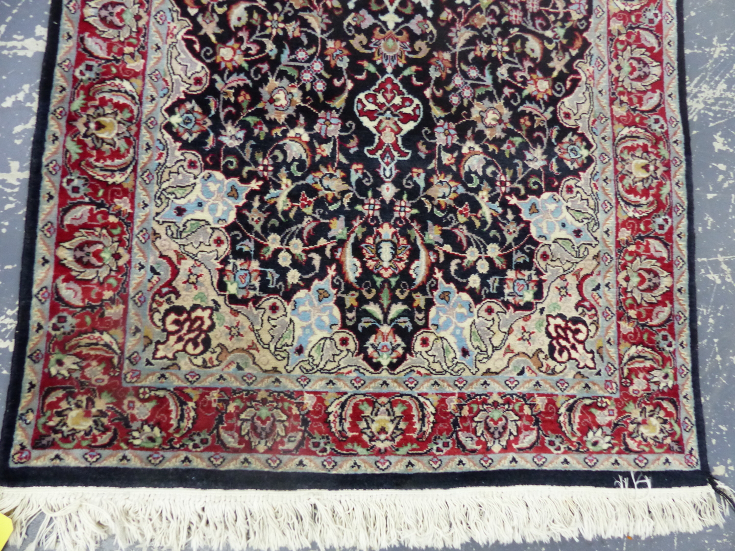 AN ORIENTAL RUG OF CLASSIC PERSIAN DESIGN. 175 x 95cms. - Image 2 of 6