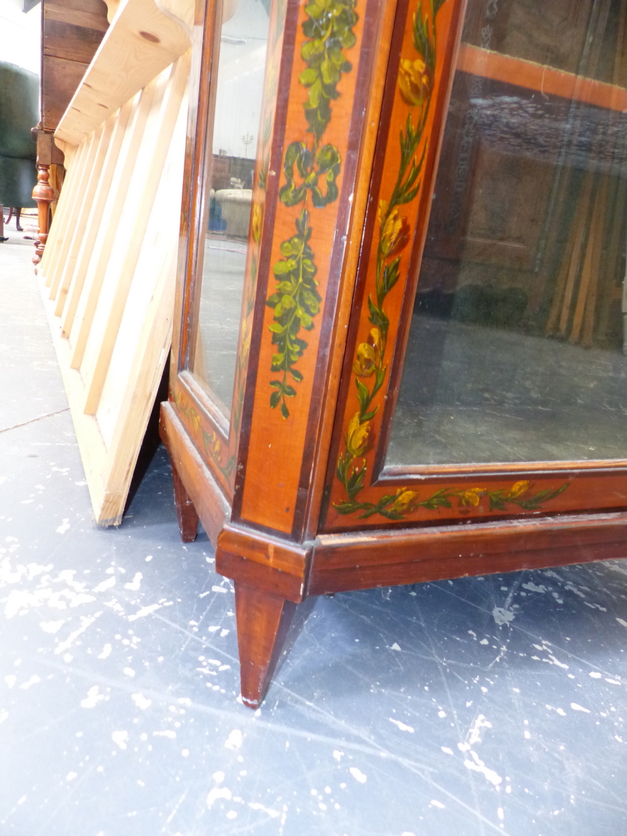 A 19th.C.FRENCH SATINWOOD TALL DISPLAY CABINET WITH HAND PAINTED FLORAL DECORATION. 73 x 34 x H. - Image 5 of 11