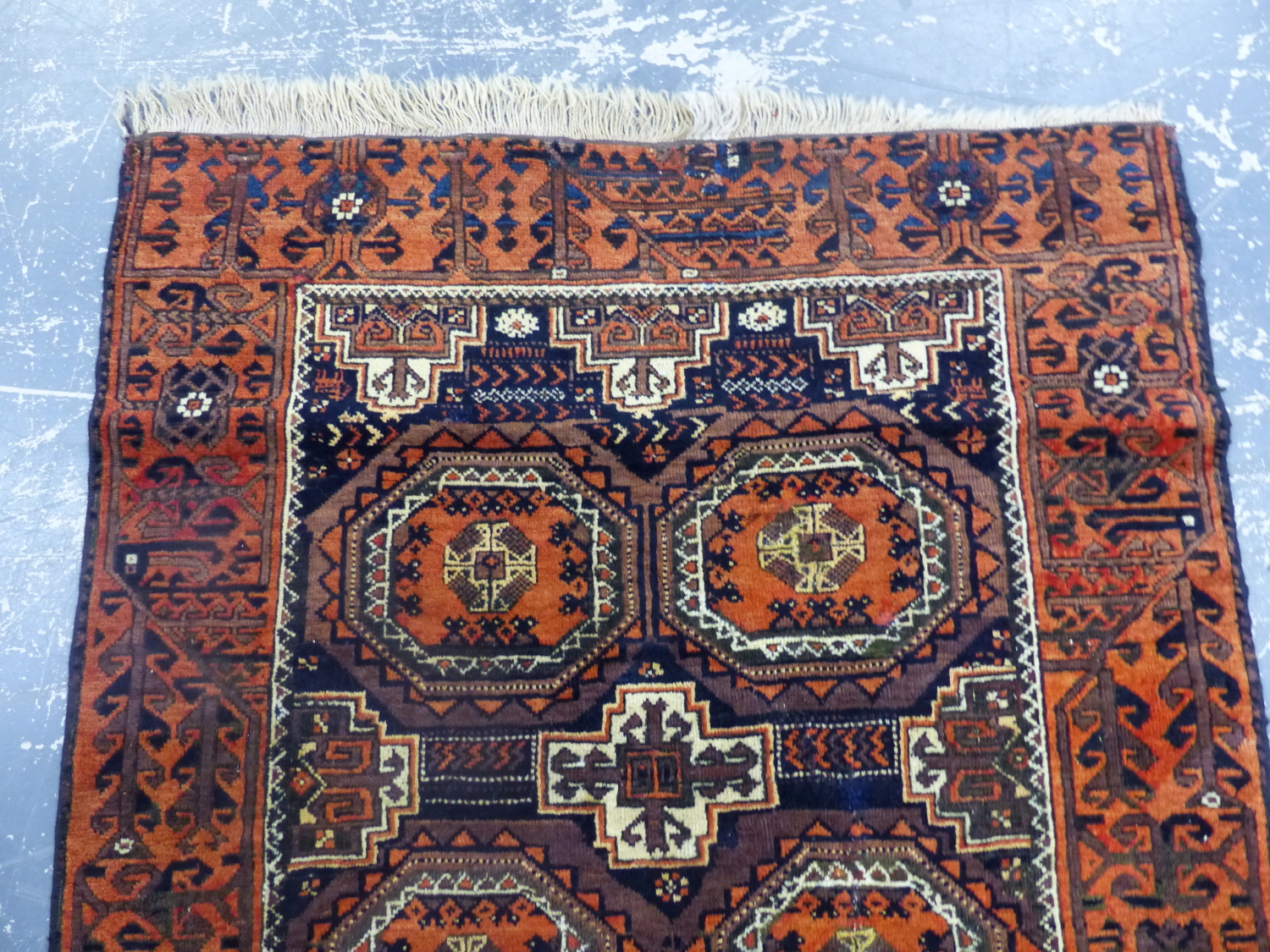 AN ANTIQUE BELOUCH RUG. 167 x 90cms. - Image 4 of 5