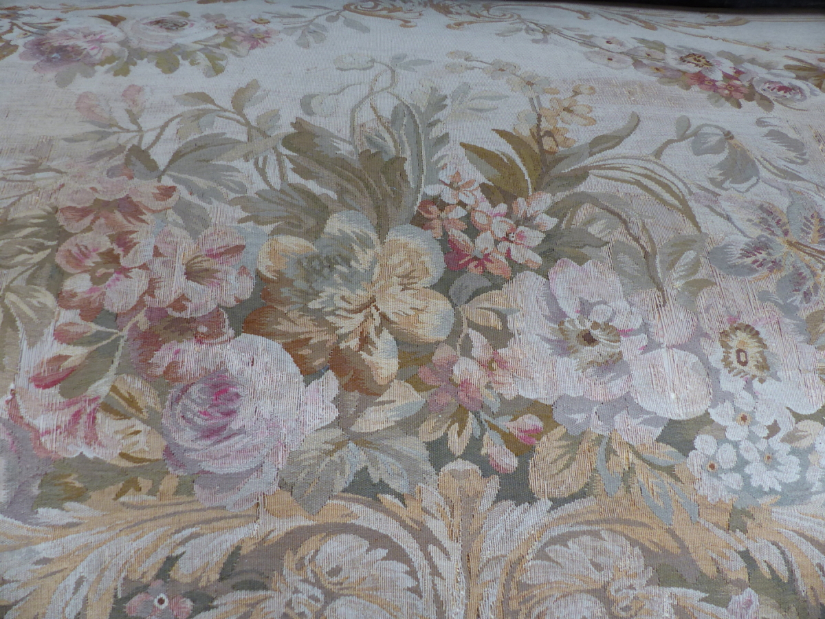 A LOUIS XV STYLE GILT WOOD SETTEE UPHOLSTERED IN MACHINE WOVEN AUBUSSON TASTE FLORAL TAPESTRY AND ON - Image 12 of 12