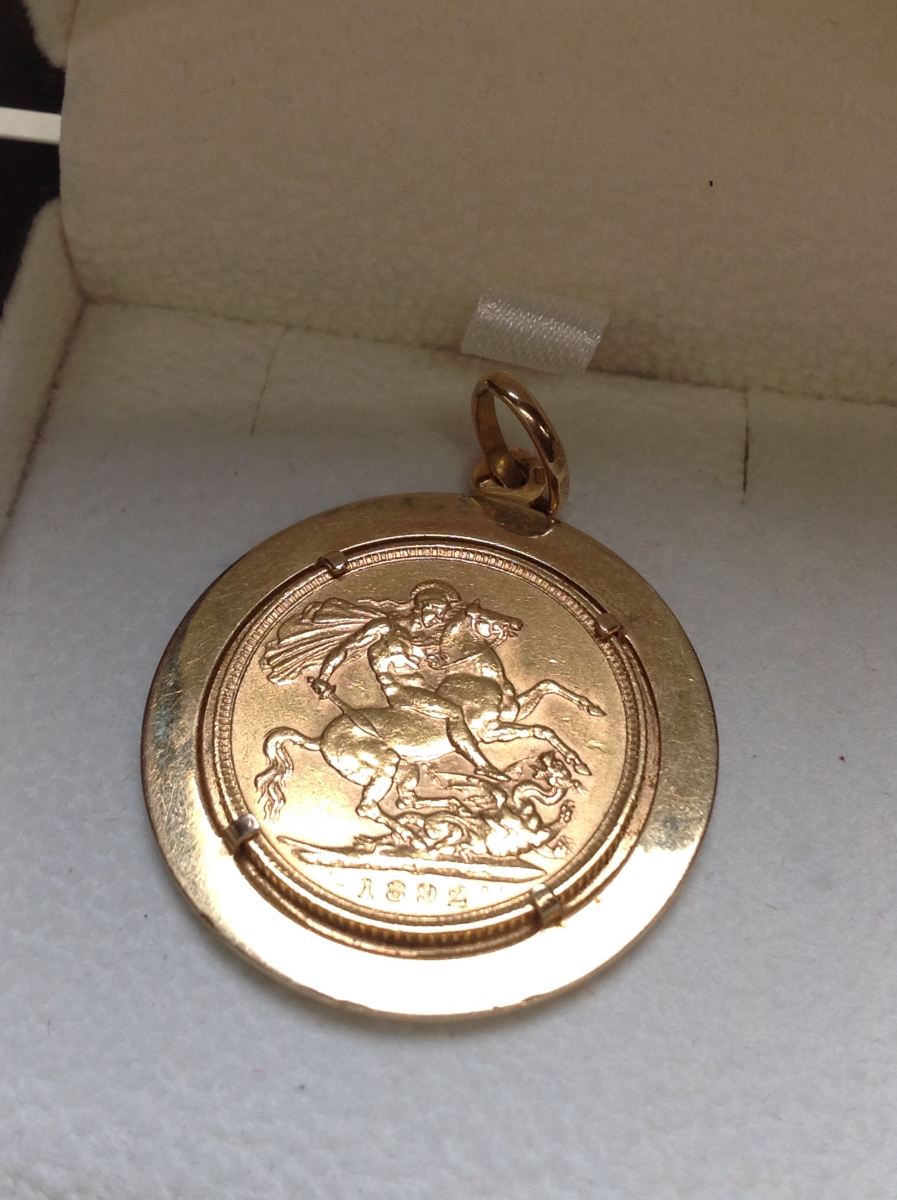 A VICTORIAN 22ct FULL SOVEREIGN COIN DATED 1892, MOUNTED IN A 9ct GOLD ENAMEL PENDANT CASE, GROSS - Image 5 of 5