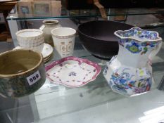 A COLLECTION OF BRITISH CERAMICS TO INCLUDE WORCESTER, NEW HALL, MASONS AND WEDGWOOD, TWO STUDIO