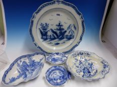 A COLLECTION OF FIVE BRITISH BLUE AND WHITE WARES TO INCLUDE: A PEARLWARE DISH. Dia. 36cms TWO