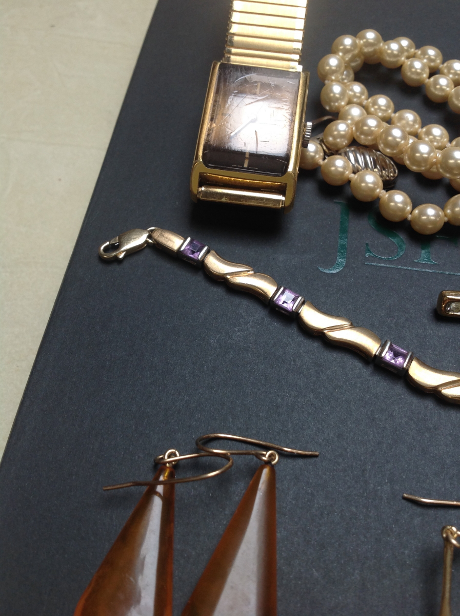 A 375 STAMPED GOLD AND AMETHYST BRACELET, THREE PAIRS OF DROP EARRINGS TO INCLUDE EMERALD AND - Image 13 of 13