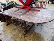 A TEAK EXTENDING GARDEN TABLE TOGETHER WITH A THREE SEAT GARDEN BENCH AND TWO ARMCHAIRS. (4)