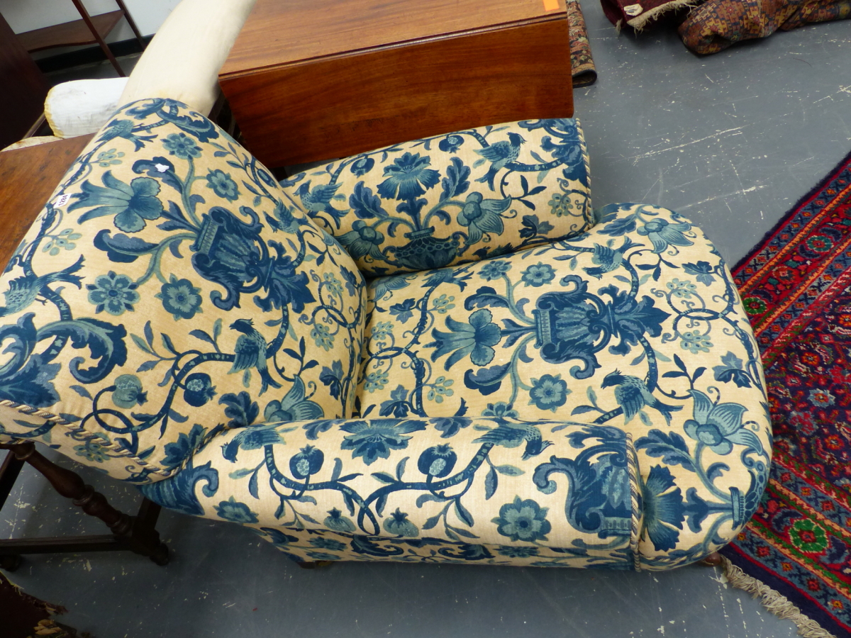 A VICTORIAN DEEP SEAT ARMCHAIR OF HOWARD & SONS DESIGN WITH SHORT TURNED FORELEGS, RECENTLY RE- - Image 5 of 6