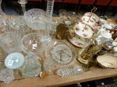 A QTY OF VARIOUS CHINA AND GLASSWARE.