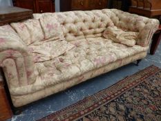 A VICTORIAN BUTTON BACK CHESTERFIELD SETTEE.