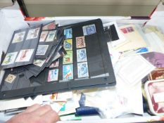 A QUANTITY OF STAMPS TO INCLUDE ALBUMS, LOOSE EXAMPLES, FIRST DAY COVERS ETC.