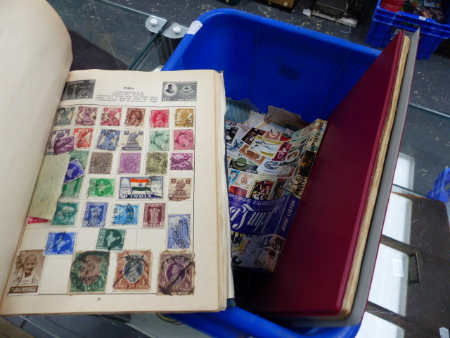 TWO STAMP ALBUMS, A STAMP CATALOGUE DATED 1975, AND A QUANTITY OF LOOSE STAMPS.