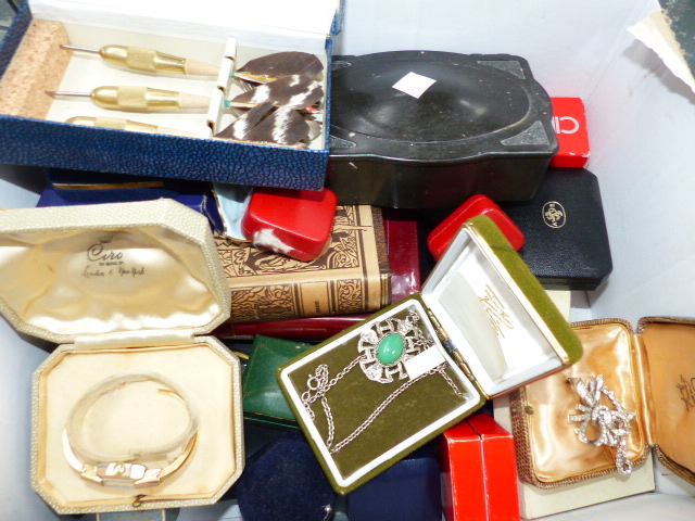 VINTAGE COLLECTABLES TO INCLUDE JEWELLERY, BOOKS, DARTS, SHAVING SET, LEATHER BAG ETC.