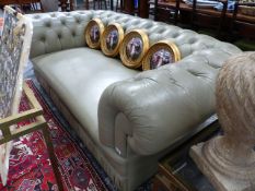 A MODERN LEATHER UPHOLSTERED BUTTON BACK CHESTERFIELD SETTEE.