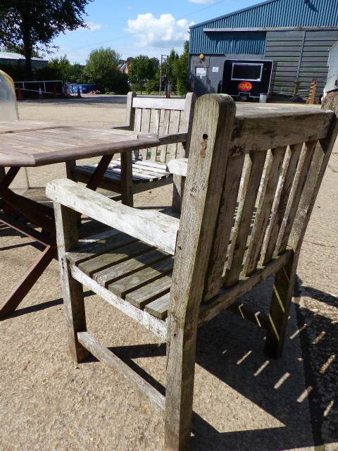 A PAIR OF TEAK GARDEN ARMCHAIRS.