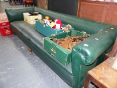 A LARGE CHESTERFIELD TYPE SETTEE.