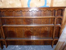 AN ANTIQUE OAK DRESSER RACK.