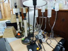 A QTY OF VARIOUS TABLE LAMPS.